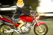 【画像】女子、とんでもない格好でバイクに乗ってしまうｗｗ