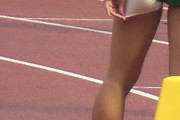 【画像】陸上部JKさん、パンツ丸出しで走ってしまう