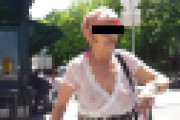 ガチでババァですが透け透けの服を着ておっぱいが見えているのに街中を歩くｗｗｗ