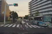 【動画】自転車まんさん、ちょっと危機感が足りない…