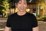 【衝撃】大沢たかお（57）、Tシャツからのぞくムキムキ二の腕に釘付け　夜の東京で笑顔「若返ってません？」「いつまでもイケメン」