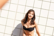 【画像】足立梨花、黒ビキニショットでフォロワー60万人到達を報告　「黒い布ちいさいすぎ」「美ボディ」