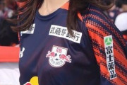 【画像】サッカー「とんでも美女サポ」「セクシー」「AIかと」大宮のユニフォームを着たモデルに反響…実は選手のいとこ
