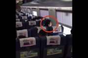 【エロ動画 素人】 電車の中で騎乗位セクロスするクレイジーな中国人カップルww