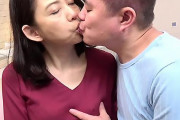 五十路熟女の生保レディと濃厚ディープキス！服を脱がせてチンポをぶち込み正常位で突きまくる