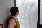 【画像】秋田県の婆ちゃん、あまりの大雪で詰む・・・