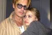 【画像】ジョニーデップの娘、とんでもない瞬間をパパラッチに撮られてしまう