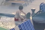【動画】ホテルのプールでセ○クスするカップルが発見されてしまうｗｗｗｗ
