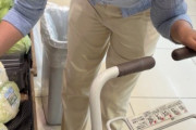 【画像】街のスーパーで胸チラ