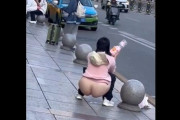 ◆『動画』街中路上でお尻丸出しで放尿する女の子が目撃されるwww