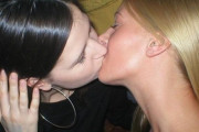 【遅報】女の子同士で濃厚キスしてたら突然乳首が勃ってしまうwww