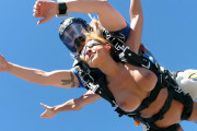 全裸でスカイダイビングする海外まんさんたちｗやたら気持ち良さそうで草ｗｗｗｗｗ
