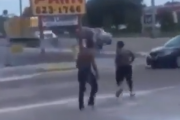 【動画】正義マン、陰キャ同士の喧嘩を止めようと車で轢いてしまう
