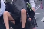 【動画】見せたがりJKさん、街中で自転車の前カゴにM字開脚で全見せｗ