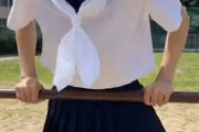 【朗報】JKさん、鉄棒でパンチラをしてしまう