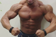 【悲報】ボディビルダーさん、肩が異様になる