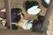 【ガチ動画】大学の屋上でレ●プされてる女子大生が発見される…これはヤバい