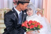 【画像】65歳の女性、養子にした24歳男性からプロポーズを受けて結婚