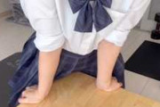 【個人撮影】制服コスにノーパンタイツのお姉さんが机の角にすりすり擦り付けオナニーする自撮り投稿映像！