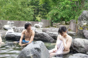 乱交OKの混浴温泉と知らずに来た女性客は巨乳尻をワニ痴●されて喘ぎ始め…4名収録