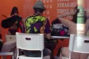 ショーウインドウで裸の女性達が円卓を囲んで談笑中ｗｗｗ