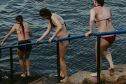 【画像】ＪＫ３人娘のえちえち水着姿、真っ昼間から全国放送されてしまうwww