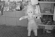 【超恐怖】おもちゃ屋の店主「監視カメラに幽霊が映ってた。これ見てくれ…」