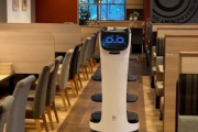 【衝撃】ガストで飯くったらネコ型ロボットが配膳してたんやが