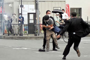【画像】安倍襲撃犯人確保の裏でJKが寛大に転けてパンツ丸見えｗｗ
