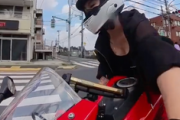 【動画】巨乳バイカーまんさん、おっぱいが重くてバイクを転倒させてしまうｗｗｗｗｗｗｗ
