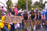 ツール・ド・フランスの転倒事故、プラカードを持ってた女さんの刑が決まる