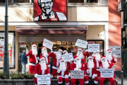 【悲報】ヴィーガンさん、クリスマスチキンを買わせないためケンタッキー前を占拠してしまうｗｗｗｗｗｗｗｗ