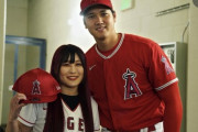 【画像】大谷翔平さん、セクシーお姉さんと写真を撮りデレデレになってしまう…翔平も男なんやね
