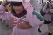 【エロ板まとめ】【動画】街中でおっぱいを触らせてあげるイベント、若者からお年寄りまでみんな揉み揉み💕