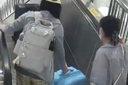 【動画】まんさん「スーツケースをエスカレーターに乗せたら持たなくていいじゃん！」→
