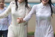 【画像】ベトナムの女子高生、大雨で制服がスケスケになってしまうｗｗｗｗｗｗｗ