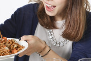 【画像】ムチムチボディの谷間見せつけながら焼きそばを食う女がエチエチｗｗｗｗｗｗｗｗｗｗｗｗｗｗｗｗｗｗ