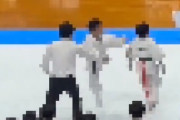 【悲報】小学生格闘家、後ろから相手のクビに飛び蹴りwwwwwwwwwwwwwwwwwwwww
