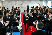 【画像】ネスレ(キットカットの会社)の入社式が女性蔑視でフェミ発狂ｗｗｗ