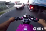 【動画】海外のバイク乗りさん、とんでもない運転をしてしまう
