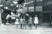【画像】昭和の小学校女子の躍動感ｗｗｗｗｗｗｗｗ