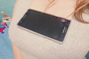 【画像】おっぱいはスマホ置き場