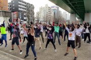【動画】日本、終わる　謎の集団が高架下に集まりアニソンで踊り狂う…