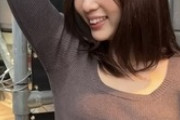 【画像】お姉さんがワキ汗の染みを見せてくれる動画がインスタで1000万回再生