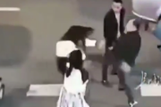 【悲報】中国女さん、キレた男が放ったケンカキックをモロに食らって吹っ飛ぶ