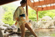 【エロ動画 山岸逢花】 白肌浴衣美女の露天風呂入浴風景！ノーモザイクの陰毛がお湯に揺れる疑似わかめ酒