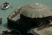 【画像】イタリアの湖で謎の遺跡が出現ｗｗｗｗｗｗｗｗｗｗｗｗｗｗｗｗｗｗｗ
