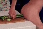 【gif】女性がおま○こから出したきうりを切り刻む！！！！！！！！！！！！！！！