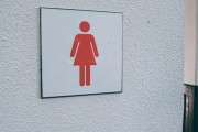 女さん「女子トイレだけ列が出来るのは女性差別！女子トイレは男性トイレの5倍に増やすべき！！」