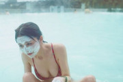 長濱ねる、8年ぶり水着ショットを解禁　“世界最大の露天風呂” で乳白色のお湯に感激
